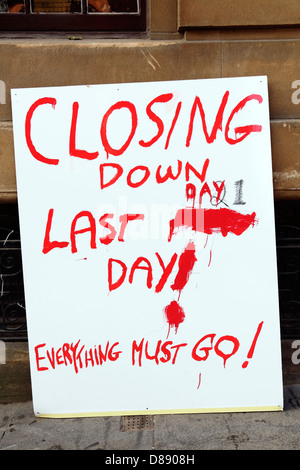 Hand written Closing Down sign outside a shop in Glasgow city centre, Scotland, UK Stock Photo