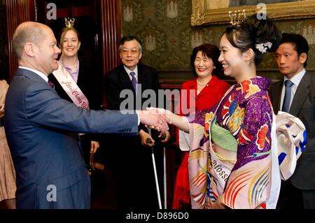 Hamburg's first mayor Olaf Scholz (L,SPD) receives Japanese cherry blossom queen Chiori Kobayashi (R) in Hamburg, Germany, 22 May 2013. On her visit, Kobayashi will meet her counterpart from Hamburg. Photo: Sven Hoppe Stock Photo