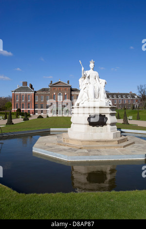 Kensington Palace and Queen Victoria statue Stock Photo