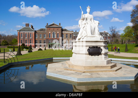 Kensington Palace and Queen Victoria statue Stock Photo