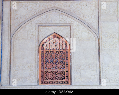 Islamic pattern woodern screen window in Chehel Sotoun (Sotoon) Palace built by Shah Abbas II, Isfahan, Iran Stock Photo