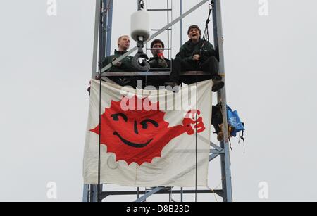Robin Wood activists occupy a historic crane on the Kaiser Quay in HafenCity in Hamburg, Germany, 23 May 2013. The climbing and banner campaign was used to demand a stop to the transport of nuclear waste through Hamburg. Photo: ANGELIKA WARMUTH Stock Photo