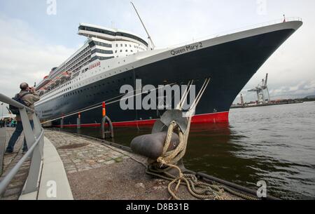 Hamburg, Germany, 23 May 2013. The cruise ship 'Queen Mary 2' is docked at the Cruise Terminal in HafenCity in Hamburg, Germany, 23 May 2013. The ship will leave Hamburg again tonight. Photo: BODO MARKS /DPA/Alamy Live News Stock Photo