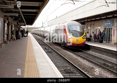 Virgin Pendolino arriving at Warrington Bank Quay Station Stock Photo