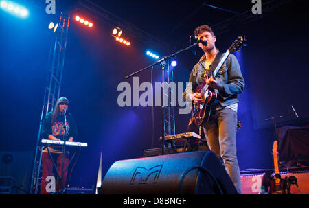 Thumpers, Hay Festival, 23/05/13  Emerging British Band, Thumpers, perform on stage at Hay Festival 2013, Powys, Wales as the support act for Noah and The Whale. 23/05/13  Picture by: Ben Wyeth Stock Photo