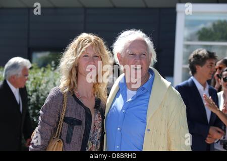 Cannes, France. 23rd May 2013.  Actress Laura Dern and her father, actor Bruce Dern attend the photo call of 'Nebraska' during the the 66th Cannes International Film Festival at Palais des Festivals in Cannes, France. 23rd May 2013.  Photo: Hubert Boesl/DPA/Alamy Live News Stock Photo