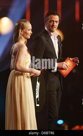 Hamburg, Germany, 23 May 2013. Presenters Janin Reinhardt and Till Broenner present the 'Echo Jazz' award 2013 in Hamburg, Germany, 23 May 2013. Hamburg hosts the 'Echo Jazz' award for the first time. Photo: Christian Charisius/DPA/Alamy Live News Stock Photo