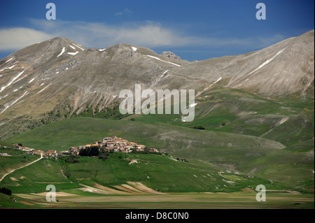 Italy, Umbria, Monti Sibillini National Park, Piano Grande, Castelluccio Stock Photo