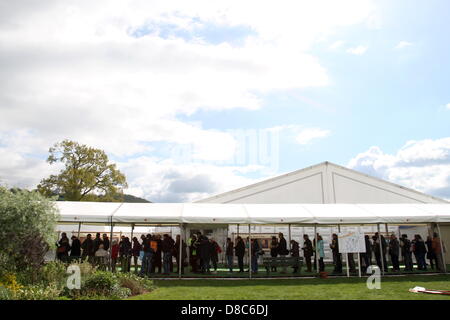 Hay Festival 2013, Wales, UK. 24th May 2013. Hay Festival 2013, Wales, UK. 24th May 2013.  Festival goers queue to get into one of the talks at Hay festival this afternoon. 24/05/13  Picture by: Ben Wyeth/Alamy Live News/Alamy Live News Stock Photo