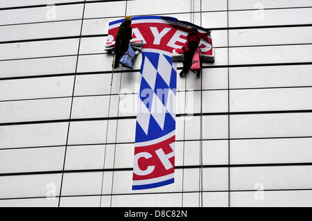 London, UK. 24th May 2013. Staff at Wembley stadium make the final preparations for the Champions league final  between Borussia Dortmund and Bayern Munchen. Credit: Yanice Idir / Alamy live news. Stock Photo