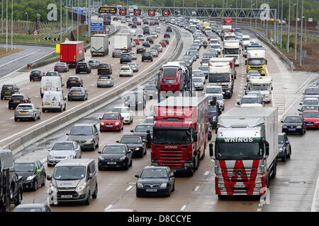 Cobham, Surrey, UK. 24th May 2013. Long delays on M25 as Bank Holiday getaway gets under way. Queues of over 70 minutes can be seen between Junctions 8-10 on the M25. Photos show traffic just past Junction 9 in Cobham, Surrey. Credit: Oliver Dixon/Alamy Live News Stock Photo