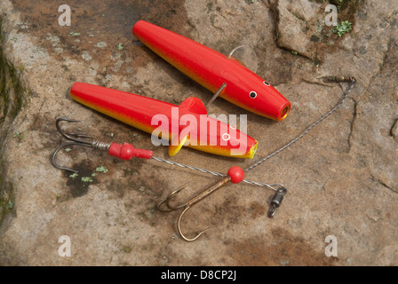 An old metal fishing tackle box marked Pal-O-Mine, containing old Devon  Minnow lures and assorted fishing lines and tackle. From a vintage fishing  tac Stock Photo - Alamy