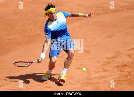 Argentinian player Juan Monaco (R) plays against Finnland's Nieminen during the single's match in the Power Horse Cup final of the ATP Tour at the Rochusclub in Duesseldorf, Germany, 25 May 2013. Monaco won the match. Photo: CAROLINE SEIDEL Stock Photo