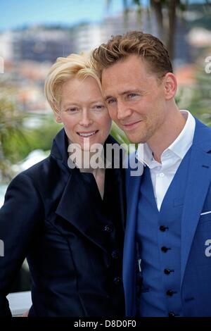 Cannes, France. 25th May 2013. Actors Tom Hiddleston and Tilda Swinton attend the photo call of 'Only Lovers Left Alive' during the the 66th Cannes International Film Festival at Palais des Festivals in Cannes, France, on 25 May 2013. Photo: Hubert Boesl/DPA/Alamy Live News Stock Photo