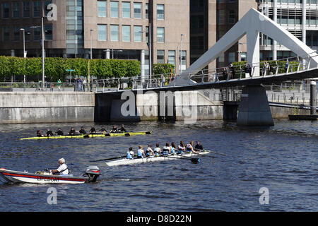 Glasgow, Scotland, UK, Saturday, 25th May, 2013. Participants before the start of the female Scottish Boat Race between University of Glasgow (background) and University of Edinburgh (foreground) on the River Clyde at the Broomielaw beside the Tradestone Bridge in the city centre Stock Photo