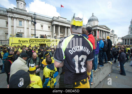 London, UK. 25th May 2013. Thousands of Borussia Dortmund football fans take over Trafalgar square ahead of the Champions League final against Bayern Munich at Wembley. Credit: Amer Ghazzal /Alamy Live News Stock Photo