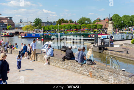 Stratford upon Avon, UK. 25th May 2013. Lots of tourists enjoying the warm and sunny weather in Stratford upon Avon. People sitting around watching boats pass through the canal lock. Credit: itdarbs/Alamy Live News Stock Photo
