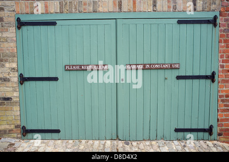 Please keep clear sign on garage doors Stock Photo