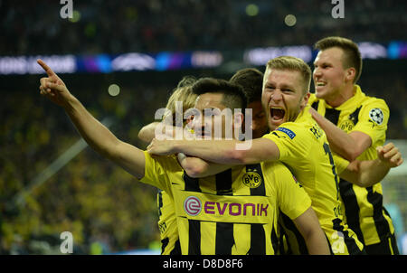 Dortmund's Ilkay Guendogan (L) celebrates with team mates Jakub Blaszczykowski (2-R) and Kevin Grosskreutz (R) after scoring 1-1 from the penalty spot during the UEFA soccer Champions League final between Borussia Dortmund and Bayern Munich at Wembley stadium in London, England, 25 May 2013. Photo: Andreas Gebert/dpa +++(c) dpa - Bildfunk+++ Stock Photo