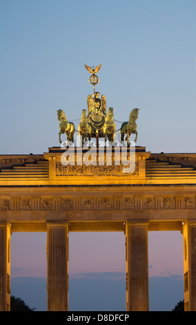 Brandenburger Tor Brandenburg Gate Quadriga statues of four horses and chariot on top of gate at night Mitte Berlin Germany Stock Photo