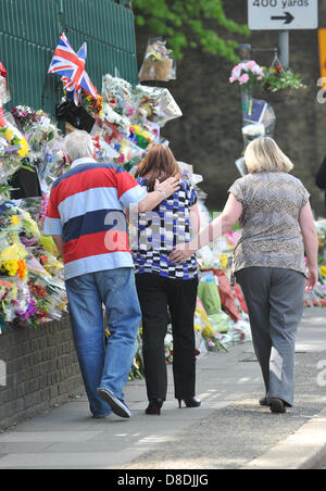 Woolwich, London, UK. 26th May 2013. Members of the family of Drummer Lee Rigby look at flowers and cards left at the scene of his murder. The family of Drummer Lee Rigby attend the scene of his murder outside Woolwich Barracks.Credit: Matthew Chattle/Alamy Live News Stock Photo
