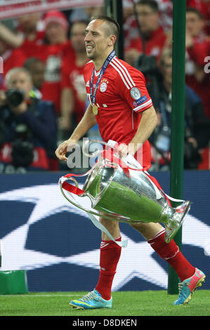 London, UK. 26th May, 2013. Franck Ribery of Bayern Munich celebrates with the trophy after winning the UEFA soccer Champions League final against Borussia Dortmund at Wembley stadium in London, England, 25 May 2013. Photo: Friso Gentsch/dpa/Alamy Live News Stock Photo