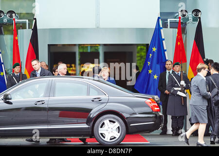 Berlin, Germany. 26th May 2013. The Chancellor Angela Merkel receives the Chinese Prime Minister Li Keqiang with military honors at the German Chancellery. / Picture:  Li Keqiang,  Premier of Republic of China, arrive to the Chancellery in Berlin. Credit: Reynaldo Chaib Paganelli/Alamy Live News Stock Photo