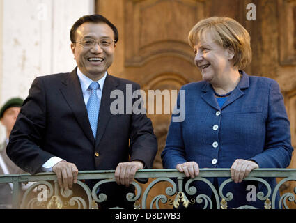 Berlin, Germany. 26th May, 2013. German Chancellor Angela Merkel (R) and China's prime minister Li Keqiang (L) arrive for a dinner at the German government's Meseberg Palace in Meseberg some 60 km north of Berlin on May 26, 2013. China's Premier Li Keqiang met German Chancellor Angela Merkel as the close economic partners seek to weather a brewing trade spat between Beijing and the EU and forge deeper ties. Photo: Odd Andersen dpa/Alamy Live News Stock Photo