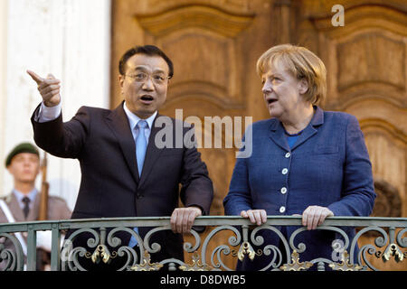 Berlin, Germany. 26th May, 2013. German Chancellor Angela Merkel (R) and China's prime minister Li Keqiang (L) arrive for a dinner at the German government's Meseberg Palace in Meseberg some 60 km north of Berlin on May 26, 2013. China's Premier Li Keqiang met German Chancellor Angela Merkel as the close economic partners seek to weather a brewing trade spat between Beijing and the EU and forge deeper ties. Photo: Odd Andersen dpa/Alamy Live News Stock Photo