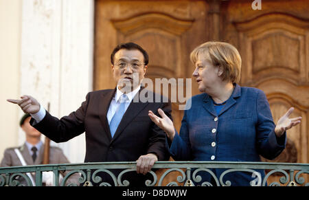 Berlin, Germany. 26th May, 2013. German Chancellor Angela Merkel (R) and China's prime minister Li Keqiang (L) arrive for a dinner at the German government's Meseberg Palace in Meseberg some 60 km north of Berlin on May 26, 2013. China's Premier Li Keqiang met German Chancellor Angela Merkel as the close economic partners seek to weather a brewing trade spat between Beijing and the EU and forge deeper ties. Photo: Odd Andersen dpa/Alamy Live News Stock Photo