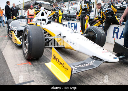 May 26, 2013 - Indianapolis, IN - May 26, 2013: The crew of driver Josef Newgarden (21) attends to the car prior to the Indianapolis 500 at the Indianapolis Motor Speedway in Speedway, IN Stock Photo