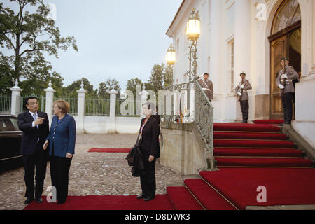 Berlin, Germany. 26th May, 2013. German Chancellor Angela Merkel (2nd L) and China's prime minister Li Keqiang (L) arrive for a dinner at the German government's Meseberg Palace in Meseberg some 60 km north of Berlin on May 26, 2013. China's Premier Li Keqiang met German Chancellor Angela Merkel as the close economic partners seek to weather a brewing trade spat between Beijing and the EU and forge deeper ties. Photo: Odd Andersen dpa/Alamy Live News Stock Photo