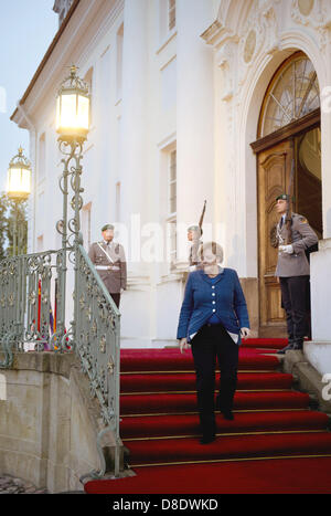 Berlin, Germany. 26th May, 2013. German Chancellor Angela Merkel walks out to greet China's prime minister Li Keqiang (not in picture) arriving for a dinner at the German government's Meseberg Palace in Meseberg some 60 km north of Berlin on May 26, 2013. China's Premier Li Keqiang met German Chancellor Angela Merkel as the close economic partners seek to weather a brewing trade spat between Beijing and the EU and forge deeper ties.  Photo: Odd Andersen dpa/Alamy Live News Stock Photo