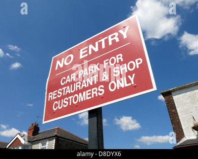 Red No entry Sign preventing parking to restrict to just hop and restaurant customers only Stock Photo