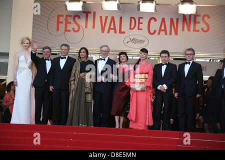 Cannes, France. 26th May 2013. Jury members (l-r) Nicole Kidman, Daniel Auteuil, Ang Lee, Vidya Balan, President of the Feature Film Jury Steven Spielberg, jury members Lynne Ramsay, Naomi Kawase, Cristian Mungiu and Christoph Waltz attends the premiere of 'Zulu' during the 66th Cannes International Film Festival at Palais des Festivals in Cannes, France, on 26 May 2013. Photo: Hubert Boesl/DPA/Alamy Live News Stock Photo