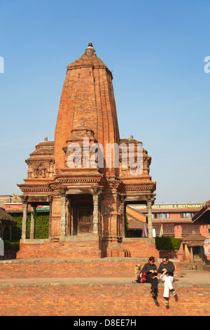 Tourists at Kedarnath Temple, Durbar Square, Bhaktapur (UNESCO World Heritage Site), Kathmandu Valley, Nepal Stock Photo