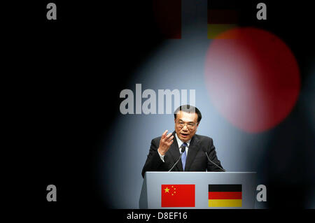 Chinese Prime Minister Li Keqiang delivers a speech in Berlin, Germany, 27 May 2013. Photo: TOBIAS SCHWARZ/dpa Stock Photo