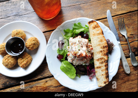 USA Kentucky KY Louisville food Hillbilly Tea - Chicken salad with fried tofu and iced tea Stock Photo