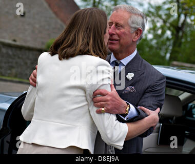 Langenburg, Germany. 27th May, 2013. Prince Charles (R), is welcomed by the wife of the lord of the castle, Saskia zu Hohenlohe-Langenburg in Langenburg, Germany, 27 May 2013. Prince Charles is visiting Langenburg Castle to take part in a symposium on regional food production on 27 May 2013. Photo: MARIJAN MURAT/dpa/Alamy Live News Stock Photo