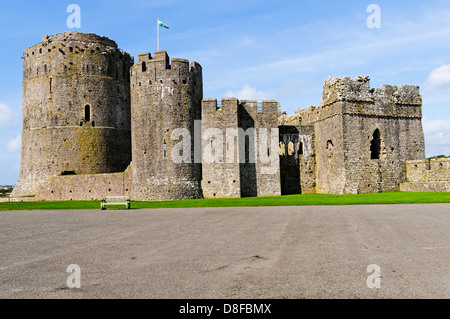 Buildings in the Inner Ward including the massive 75 ft domed Keep, Prison Tower and Great Hall as viewed from the Outer Ward Stock Photo