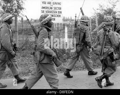 American soldiers of the US brigade of Berlin march past the zonal border in Berlin-Zehlendorf on their way to Grunewald to participate in a three day manoeuvre on the 18th of October in 1961. Stock Photo