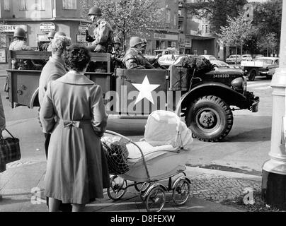 American soldiers of the US brigade of Berlin drive through the streets of Berlin in a military transporter on their way to Grunewald to participate in a three day manoeuver on the 18th of October in 1961. Stock Photo