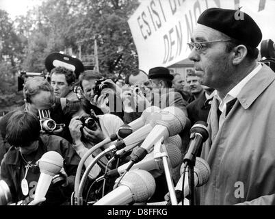 Writer Heirnich Böll speaks to the participants of a rally against the emergency laws on the 11th of May in 1968. Stock Photo
