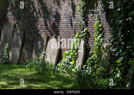 Old graveyard, Scandrett Street, Wapping Stock Photo - Alamy