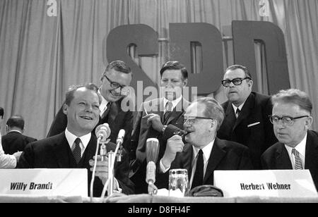 Shortly before the opening of the exceptional party conference of the SPD in Bad Godesberg on the 16th of April in 1969 (l-r) Willy Brandt, Prof. Dr. Karl Schiller, Helmut Schmidt, Herbert Wehner, Hans-Jürgen Wischnewski and SPD treasurer Alfred Nau.