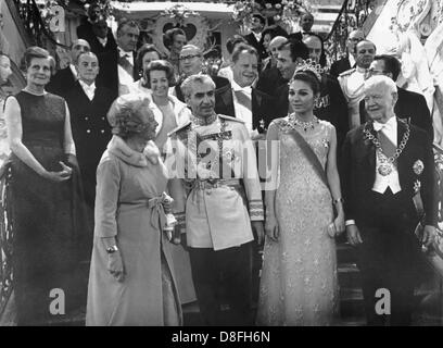 Shah Reza Mohammed Pahlavi (3rd of left) and his wife empress Farah Diba (2nd of right) during a festive reception with German president Heinrich Lübke (r) and hiw wife Wilhelmine Lübke (l) on the 27th of May in 1967. Stock Photo