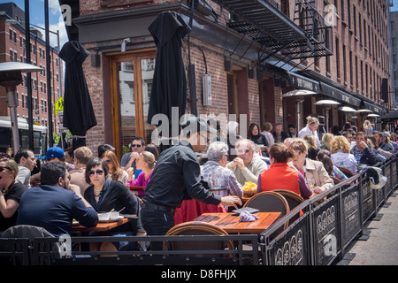 Busy al fresco dining at sidewalk cafes in the Meatpacking District in New York on Sunday, May 26, 2013. (© Richard B. Levine) Stock Photo