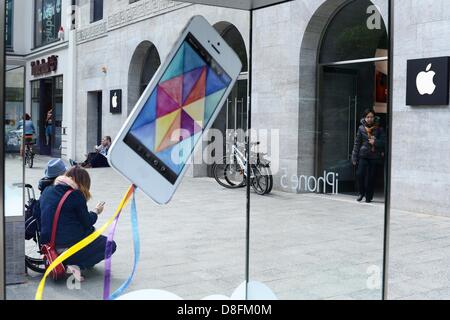 The first Apple Store is pictured in Berlin-Charlottenburg, Germany, 27 May 2013. The new store is located in the former movie theater 'Haus Wien.' Photo: JENS KALAENE Stock Photo