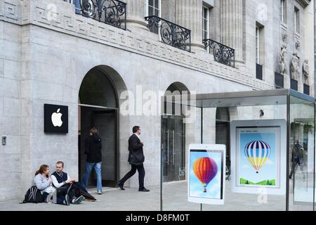 The first Apple Store is pictured in Berlin-Charlottenburg, Germany, 27 May 2013. The new store is located in the former movie theater 'Haus Wien.' Photo: JENS KALAENE Stock Photo