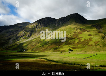 Foel Goch, Y Garn, Glyderau range,  with farm house in the Ogwen valley, Snowdonia national park, Wales, Cymru, Britain, UK Stock Photo